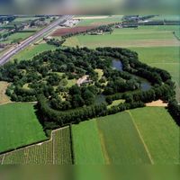 Luchtfoto van fort Vechten (Achterdijk 12) te Bunnik uit het zuidwesten, met links boven de snelweg A12 op vrijdag 25 juni 1999. Bron: Het Utrechts Archief, catalogusnummer: 842599.