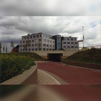 Zicht op de fietsersrotonde onder rotonde van De Koppeling ter hoogte van De Molen en Het Spoor met op de achtergrond het kantoorpand aan De Molen nr. in 2000-2005. Bron: Regionaal Archief Zuid-Utrecht (RAZU), 353.