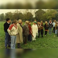Toeschouwers staan te kijken naar het slaan van de eerste paal van jongerencentrum Chipolata aan de Hefbrug 1 in 1996. Bron: RAZU 353.