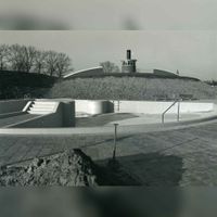 Zicht op het net nieuw opgeleverde buitenbad van zwembad De Wetering (Hefbrug 1) in 1997. Bron: RAZU 353.