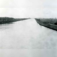 Gezicht vanaf de Goyerbrug over het Amsterdam-Rijnkanaal in noord-westelijke richting in ca. 1985. Foto: O.J. Wttewaall. Bron: RAZU, 353.
