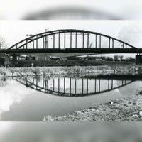 De oude Goyerbrug met daarachter de in aanbouw zijnde nieuwe Goyerbrug over het Amsterdam-Rijnkanaal in ca. 1975. Bron: RAZU, 353.