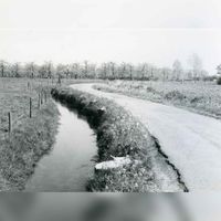 Gedeelte van de Tuurdijk gezien in oostelijke richting in 1989. Bron: Regionaal Archief Zuid-Utrecht (RAZU), 353.