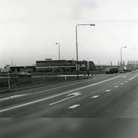 Gezicht op de Utrechtseweg met links de Essenkade en op de achtergrond Uitgeverij Den Hartog in de periode rond 1985. Bron: Regionaal Archief Zuid-Utrecht (RAZU), 353.