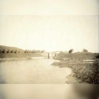 Gezicht op het toevoerkanaal bij Fort Honswijk te Schalkwijk uit het zuiden; met op de achtergrond de hoofdwal van het fort, de inundatiesluis en de Lekdijk in 1894. Bron: Het Utrechts Archief, catalogusnummer: 220727.