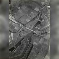 Luchtfoto uit de periode 1920-1930 van de forten Lunetten I en II met de Koningsweg in Tolsteeg op de vroegere grens met de gemeente Houten/Oud-Wulven met bovenaan de Kromme Rijn. Bron: NIMH.
