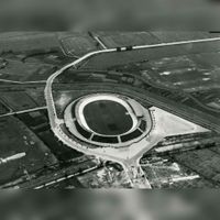 De Stadionlaan met het oude stadion van Galgenwaard en de Laan van Maarschalkerweerd in de periode in ca. 1940. Bron: NIMH.