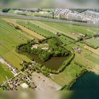 Luchtfoto van Fort Voordorp (Voordorpsedijk) te De Bilt, vanuit het noordoosten, met op de achtergrond de Ring Utrecht en een deel van de wijk Voordorp en rechtsonder de Hooge Kampse Plas op vrijdag 15 mei 1998. Bron: Het Utrechts Archief, catalogusnummer: 840432.