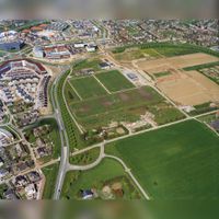Luchtfoto van de voetbalvelden van Delta Sports (Kruisboog 2) te Houten, uit het oosten. Op de voorgrond de Binnenweg en rondom het complex de Rondweg op 7 mei 2001. Bron: Het Utrechts Archief, catalogusnummer: 844462.