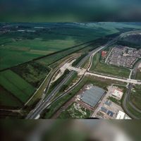Luchtfoto van de aanleg van een viaduct over de rijksweg A2 in de Zuilense Ring (rondweg Utrecht-Maarssen, onderdeel van de N230) ter hoogte van Maarssenbroek (gemeente Maarssen) uit het oosten in 1980-1981. Bron: Het Utrechts Archief, catalogusnummer: 842634.