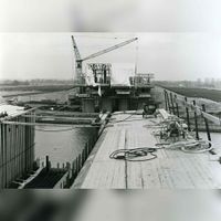 De bouw van de Houtensebrug over het Amsterdam-Rijnkanaal onder de rijksweg A27 gezien in de periode 1979-1980. Bron: Regionaal Archief Zuid-Utrecht (RAZU), 353.