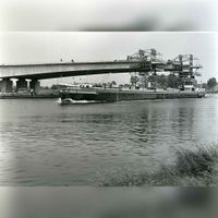 De bouw van de Houtensebrug in 1979-1980 over het Amsterdam-Rijnkanaal gezien vanaf de Veerwagenweg. Bron: Regionaal Archief Zuid-Utrecht (RAZU), 353.