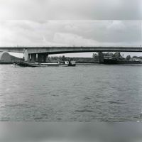 De net voltooide Houtensebrug in 1981 met onderdoor varende binnenvaartschepen op het Amsterdam-Rijnkanaal richting Wijk bij Duurstede-Tiel. Bron: Regionaal Archief Zuid-Utrecht (RAZU), 353.
