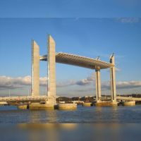 De Jacques-Chaban-Delmas-brug opgeheven in Bordeaux, 15 maart 2013 (dag van zijn inhuldiging). Bron: Wikipedia.