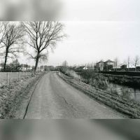 Gezicht vanaf de Koedijk richting de Rondweg en de inprikker De Camp in 1994-2000. Met links nog de bomen aan een oud gedeelte van de vroegere Wulfsedijk. Bomen maakte ooit onderdeel uit van de tuin van Kasteel Wulven. Bron: Regionaal Archief Zuid-Utrecht (RAZU), 353.