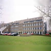 Gezicht op het voormalige kantoorgebouw van het Hoogheemraadschap De Stichtse Rijnlanden (Standerdmolen 10) en toenmalige gemeentehuis van Houten (1981-1987) op 24 februari 1998. Bron: Regionaal Archief Zuid-Utrecht (RAZU), 353.