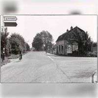 Zicht op de Loerikseweg wat later de Albers Pistoriusweg zou gaan heette gezien aan de westkant van de spoorlijn. Met rechts de weg wat nu de Korte Schaft is. Foto uit de periode 1980-1985. Foto: Jos Schalkwijk.