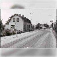 Zicht op de Loeriksweg in de periode 1980-1985 met wat na 1986 de Albers Pistoriusweg aan de westkant van de spoorlijn zou zijn. Huis rechts is destijds afgebroken en later vervangen door een bungalowwoning. De Loerikseweg rechts gaat in de richting van het Oude Dorp. De zuidelijke Rondwegtunnel moest worden aangelegd. Foto: Jos Schalkwijk.
