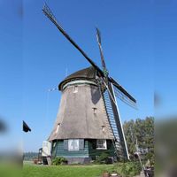 De Tweede Broekermolen is een in 1631 gebouwde windmolen. De molen bemaalde met nog vier molens de Uitgeester- en Heemskerkerbroekpolder. De molen die bewoond is staat vlak bij het havengebied van Uitgeest, in het buitengebied tussen het dorp Uitgeest en Krommeniedijk. Bron: Wikimedia Commons.