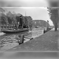 Afbeelding van een sleepboot in het Merwedekanaal te Jutphaas ter hoogte van de (openstaande) draaibrug bij het Kasteel Rijnhuizen in 1930-1935. Bron: Het Utrechts Archief, catalogusnummer: 23552.