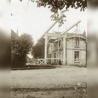 Gezicht op de ophaalbrug en het brugwachtershuisje te Baambrugge (gemeente Abcoude-Baambrugge), uit het oosten in 1900-1905. Bron: Het Utrechts Archief, catalogusnummer:	 13226.