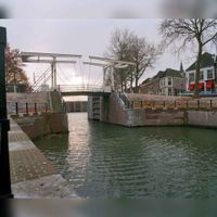 Gezicht op de gerestaureerde ophaalbrug bij de Lekstraat, over de gerestaureerde Oude Sluis te Vreeswijk (gemeente Nieuwegein) op dinsdag 23 november 1999. Bron: Het Utrechts Archief, catalogusnummer: 843070.