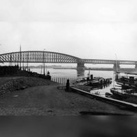 De Veerweg in Culemborg met het veerpont naar Tull en 't Waal in de Steenwaard. Links de Culemborgse Spoorbrug in 1940-1950? Bron: RAR?