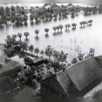 De polder Blokhoven ten zuid-westen van de Schalkwijksewetering, achter de panden Lagedijk 19 en 20, tijdens de inundatie in het voorjaar van 1945. Bron: Regionaal Archief Zuid-Utrecht (RAZU), 353.