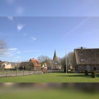 Vanaf de Werkhovenseweg zien we het dorp Werkhoven met rechts de zorgboerderij Klein Sonsbeek maart 2017 naar een foto van Jan Dijkstra. Bron: Wikimedia Commons.