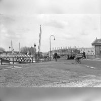 Gezicht op de Liesbosbrug (draaibrug) over het Merwedekanaal te Utrecht, aan het einde van de Jutfaseweg, uit het zuidoosten op 29 januari 1938. Bron: Het Utrechts Archief, catalogusnummer: 400158.