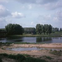 Gezicht op Overeindsebrug over het Lekkanaal bij Nieuwegein, met links een deel van de Heemstederbrug bij de Plofsluis in het Amsterdam-Rijnkanaal in 1980-1985. Bron: Het Utrechts Archief, catalogusnummer: 879383.