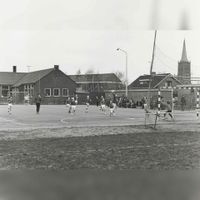 Basisschool St. Michiel. Handbalveld naast de school met recht de toren van de Rooms Katholieke kerk in 1979 naar een foto van Jos Schalkwijk. Bron: RAZU, 353.