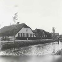De boerderijen Lagedijk 14 (rechts) en 15 gezien vanaf de Jonkheer Ramweg, op de voorgrond de Schalkwijksewetering in oktober 1977. Bron: Regionaal Archief Zuid-Utrecht (RAZU), 353.