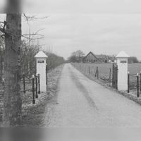 Toegangsportaal of ingang van de inrit naar de boerderij Koningsbergen gezien vanaf de Tuurdijk in de periode 1985-1990. Bron: Regionaal Archief Zuid-Utrecht (RAZU), 353.