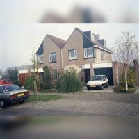Zicht op de woningen aan de Watermolen 42 (links) en nr. 44 (rechts) in de periode 1990-1995. Bron: Regionaal Archief Zuid-Utrecht (RAZU), 353.