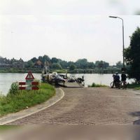 De pont over de Lek naar Culemborg aan de Veerweg in Tull en 't Waal in 2000. Foto: O.J. Wttewaall. Bron: Regionaal Archief Zuid-Utrecht (RAZU), 353.