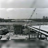 Gezicht vanaf het talud van de in aanleg zijnde rijksweg A27 met de bouw van de Houtensebrug die over het Amsterdam-Rijnkanaal komt te liggen Gezicht in 1979. Bron: RAZU, 353.