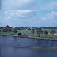 Foto genomen vanaf de in aanbouw zijnde Houtensebrug in 1979-1980 met op de achtergrond het nog oude dorp Houten op de voorgrond de Amsterdam-Rijnkanaal. Bron: Regionaal Archief Zuid-Utrecht (RAZU), 353.