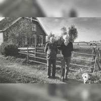 Vader en zoon Van Vulpen voor hun boerderij de Felixhoeve aan de Voorveste 17-19 rond 1984. Bron: Regionaal Archief Zuid-Utrecht (RAZU), 353.