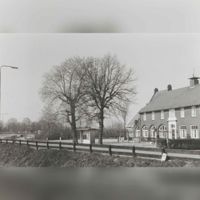 Het Wapen van Schalkwijk. Gezicht op de voorgevel met langs de provincialeweg een reeds verdwenen bushalte aan de Provincialeweg 1 in 1983. Bron: RAZU, 353.