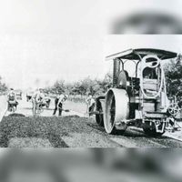 Gedeelte van de Provincialeweg in Schalkwijk tijdens asfalteringswerkzaamheden in 1935. Bron: RAZU, 353.