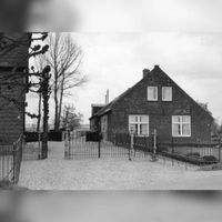 Gezicht op het huis Provincialeweg 45, op het erf van de boerderij Provincialeweg 44 (links) te Schalkwijk (gemeente Houten) in mei 1967. Bron: HUA, 841058.