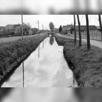 Gezicht op de Schalkwijksche Wetering te Schalkwijk (gemeente Houten), met links de Provincialeweg en rechts het Overeind in mei 1967. Bron: HUA, 841060.
