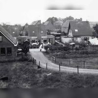 Gezicht op een aantal van de nieuwe woningen in de wijk de Kerkebogerd vanaf de Lekdijk in ca. 1987. Bron: RAZU, 353.