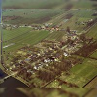 Luchtfoto van Molenbuurt (gemeente Houten), uit het zuiden, met de bebouwing langs de Lange Uitweg en op de achtergrond de Waalseweg op 31 maart 1982. Bron: HUA, 50144.