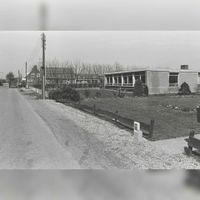 De Waalseweg met rechts de school voor Protestants Christelijk Basis Onderwijs Het Moza&iuml;ek in februari 1979. Bron: RAZU, 353.