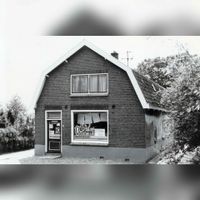 De voorgevel van het laatste buurtwinkeltje in Tull en &#039;t Waal. Deze winkel sloot in 1988 zijn deur gezien in 1988. Bron: RAZU, 353.