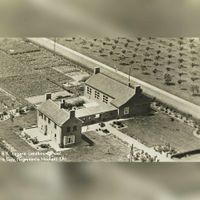 Luchtfoto van de lagere agrarische school en onderwijzerswoning &quot;De Ploeg&quot; in 1952. Bron: RAZU, 353.
