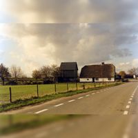 Gezicht op de boerderij en de kapberg met rechts de voormalige Beusichemseweg, nu aan het Staatsspoor 1 in 1996. Bron: Regionaal Archief Zuid-Utrecht (RAZU), 353.