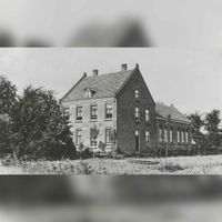 De Rooms Katholieke basisschool, nu basisschool de Boogerd, aan de Beusichemseweg 118 met daarvoor de woning van de hoofdonderwijzer in ca. 1920. Bron: Regionaal Archief Zuid-Utrecht (RAZU), 353.